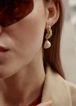 & Other Stories Earrings | Sculpted Pearl Drop Earrings Gold/Pearl